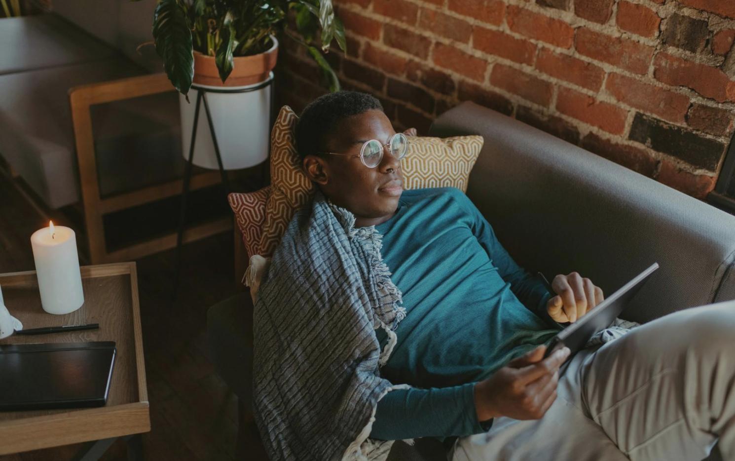 Professionelles Beratungsgespräch in modernem Büroumfeld